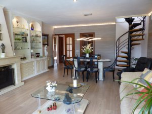 Casa Chalet Unifamiliar Aislado en Venta en Esparreguera